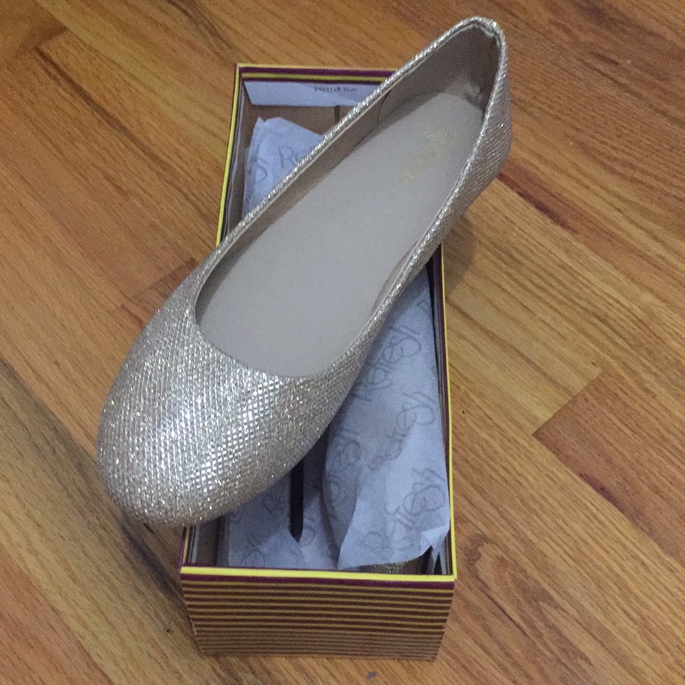 Refresh size 9 gold sparkling flats! Never worn!